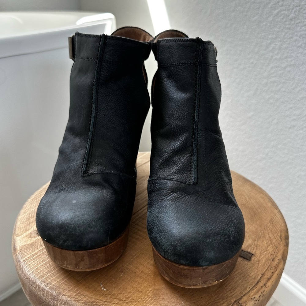 Freepeople clogs, size 38.5 in black.
